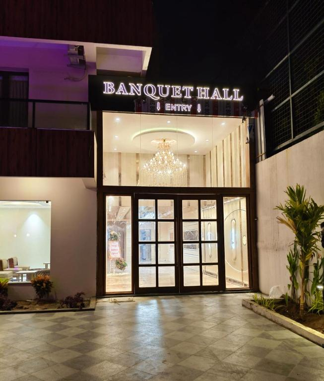 The Palms Ecr Resorts And Banquets,,3 star